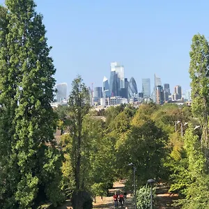 Homestay Double With Private Bathroom In A 2-bedrooms House, London