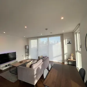 Apartment Immaculate 2bed In London- Views, London