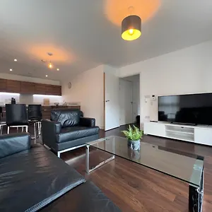 Apartment Modern 2br 2ba Wparking Sleeps 6 Comfortably, London