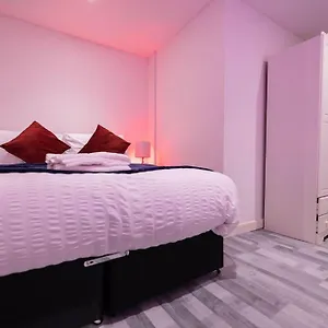Apartment 1 Bedroom-sofabed-worktable-4-wifi-parking, London