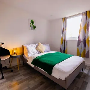 Apartment 2 Bedrooms -parking-very Spacious-wifi, London