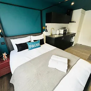 Guest house 31 Studio, Ideal For Tourists Locations, London