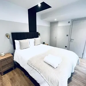 Aparthotel South Charming Ensuite Look Like Designer, London